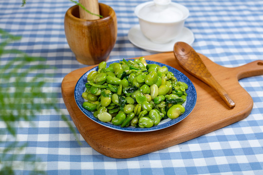 新鲜诱人韭菜炒蚕豆仁