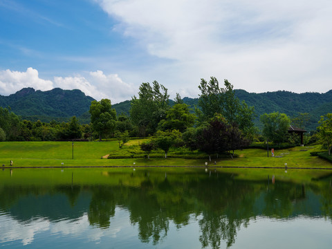 依山傍水