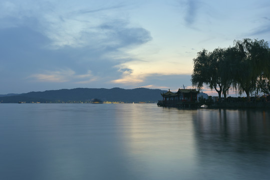 黄昏时分的杭州西湖
