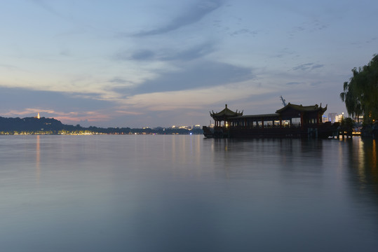 杭州西湖的暮色