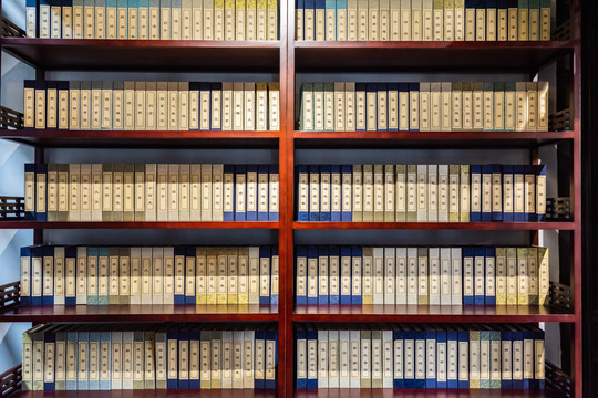 整齐的书架上摆满古典文学书籍