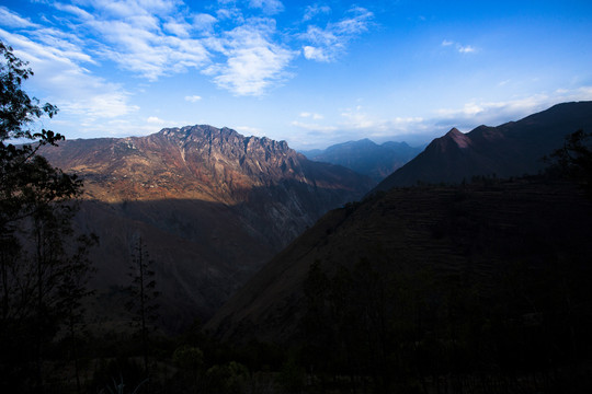 光照山峰