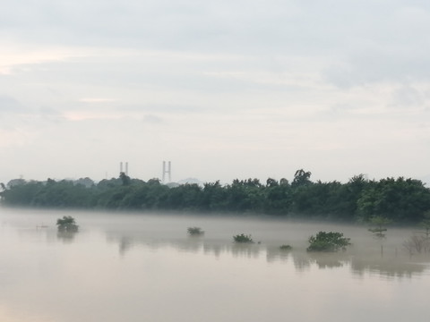 雾锁江波