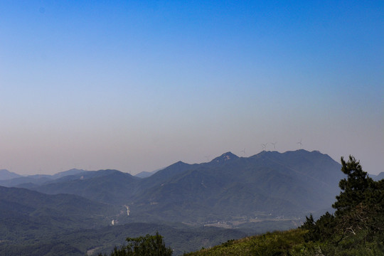 信阳龙袍山山顶风光大别山自然