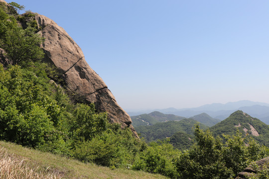 信阳龙袍山山顶风光大别山自然