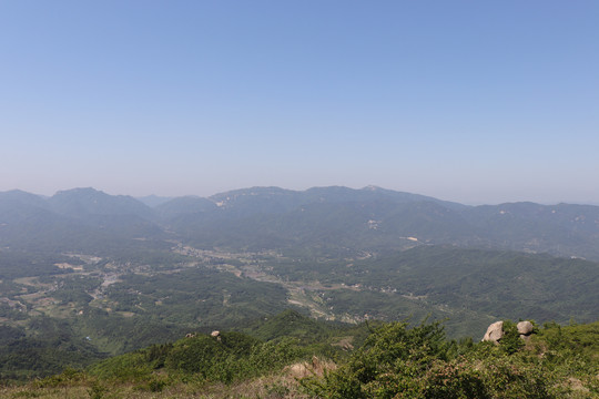 信阳龙袍山山顶风光大别山自然