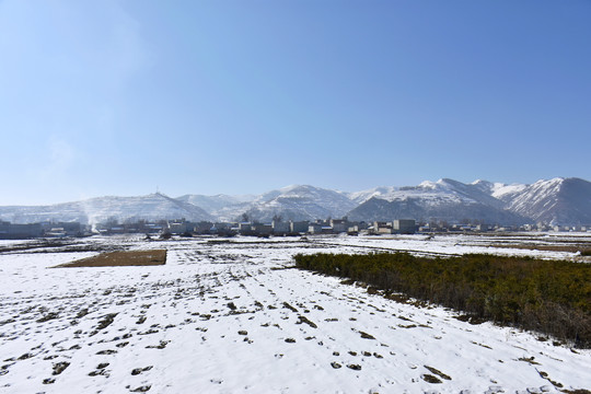 乡村雪霁