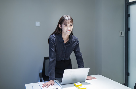 会议室里的商务女性