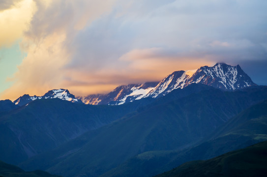 雪山清晨高原火烧云