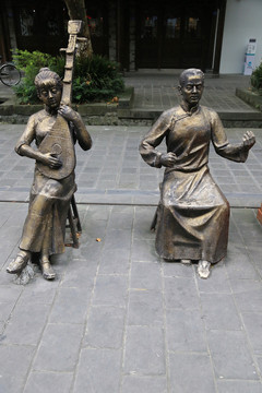 弹弦琴的夫妻雕像