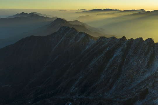 山云岭雾凇雪景日出