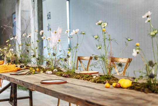 餐桌鲜花水果装饰