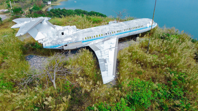 荒野中停放的民航飞机