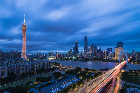 广州塔与珠江新城地标建筑夜景