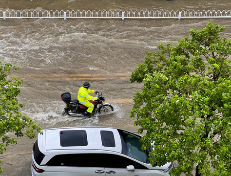 摩托车过渍水路