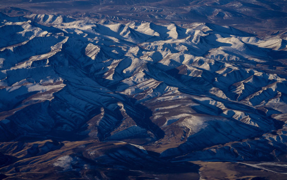 山顶雪山