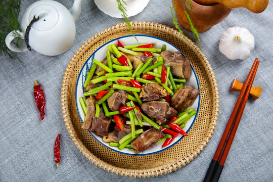 誘人蒜苔炒臘鴨腿