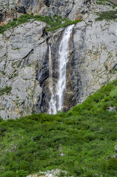 峡谷飞瀑