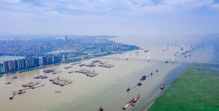 湖南岳阳洞庭湖船运航拍全景