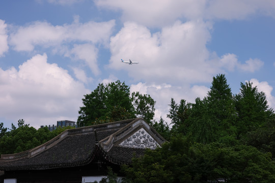 飞机在古建筑上空飞