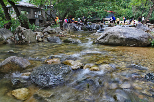 山涧溪水