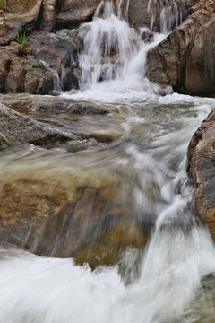 山涧溪水