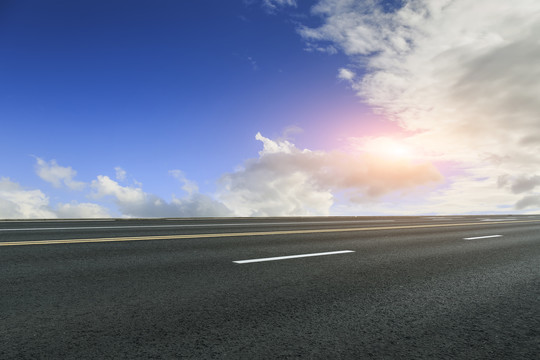 高速公路天际线和蓝天白云