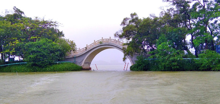 湖面拱桥