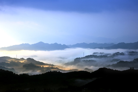 雾绕山川