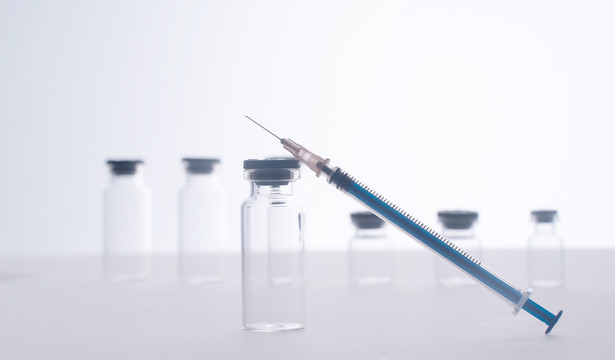 实验室中的注射器和疫苗瓶