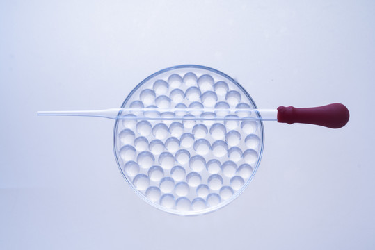 吸管和透明水球医美概念