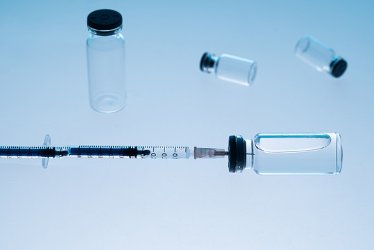 实验室中疫苗瓶和注射器