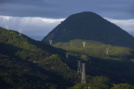 高峰山头铁塔电力