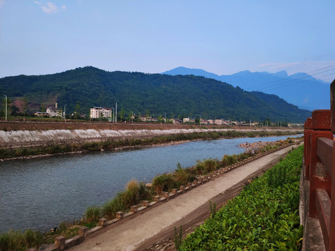 防洪堤两岸景色