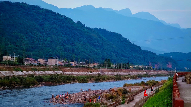 小河流水河堤两岸