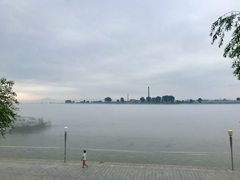 清晨鸭绿江对岸的朝鲜