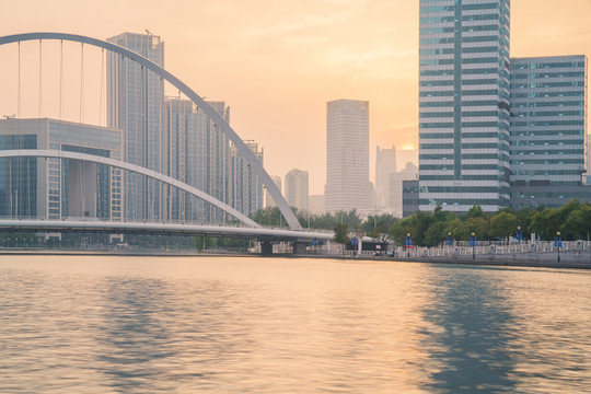 天津城市天际线和海河上的桥梁