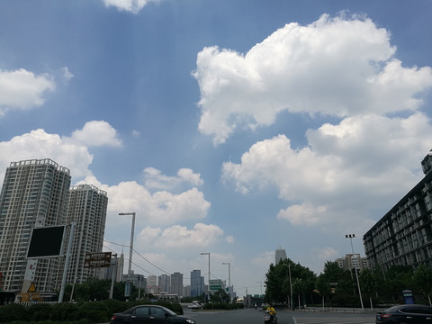 蓝天白云下的大楼