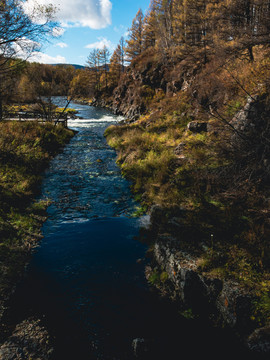 秋季山涧河流