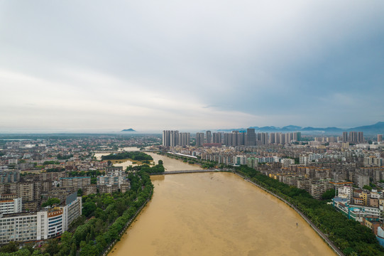 台风暴雨过后洪水与云海山脉