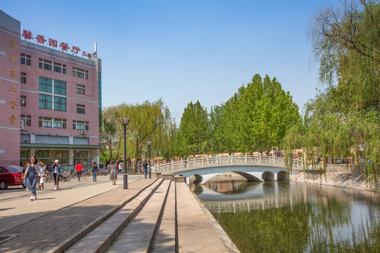 南开大学馨香园餐厅与小引河