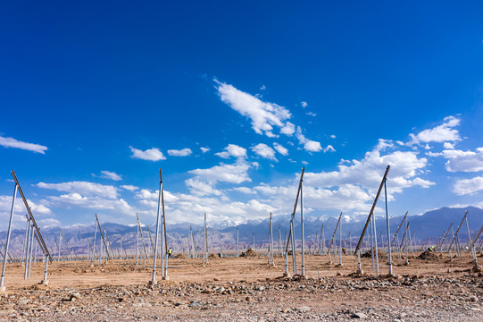 祁连山下光伏发电场装配工地