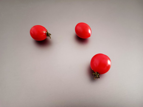 三颗樱桃西红柿