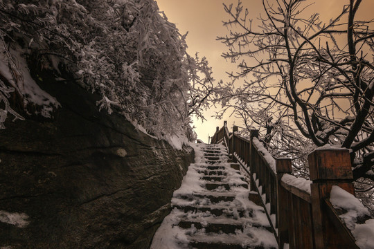 鸡公山晚霞冰雪栈道景观