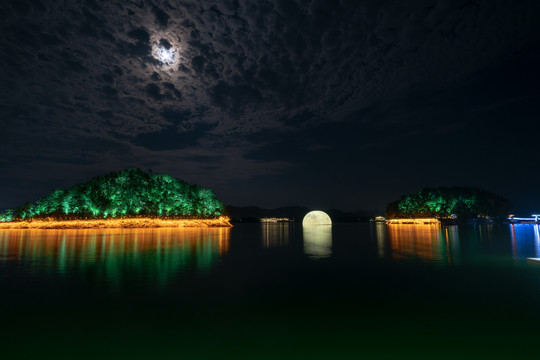 湖面上的月亮和景观灯
