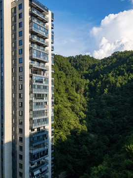 蓝天白云高层住宅楼