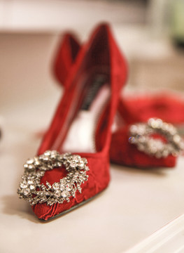 一双红色的新娘婚鞋特写