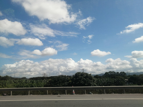 蓝天白云高速公路