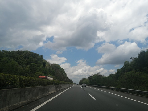 高速道路车流蓝天云层