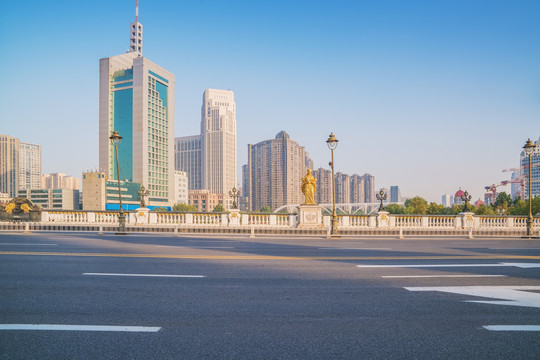 天津城市天际线和柏油马路街景